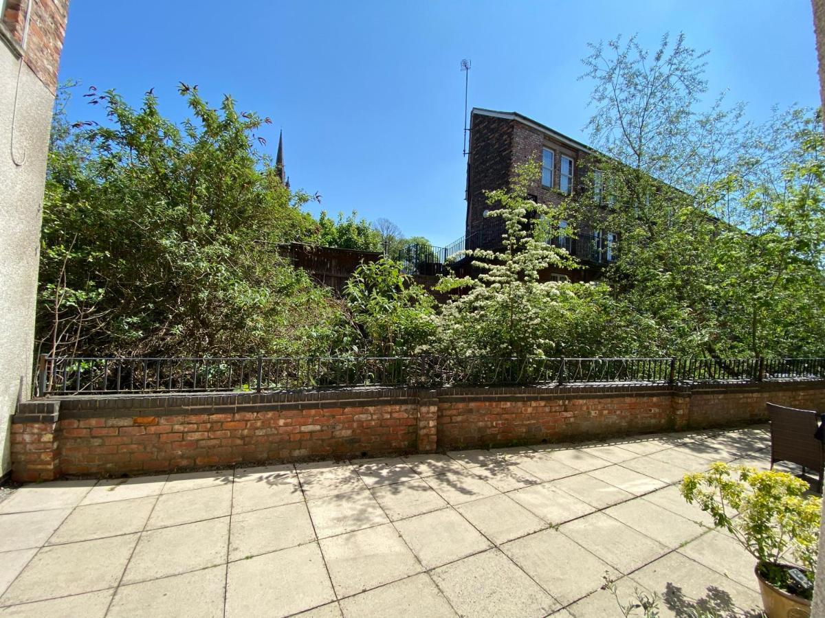 Quirky Town Centre Apartment With River Terrace Macclesfield Exterior photo
