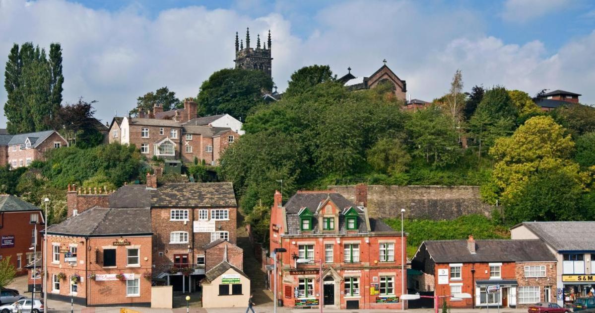 Quirky Town Centre Apartment With River Terrace Macclesfield Exterior photo